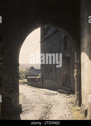 Sauveterre-de-Béarn, France, Habitat, Architecture, Art, rue, quartier, porte, Arc, arcade, arceau, Moyen âge, Rampart, France, Sauveterre de Béarn, porte de la vieille ville, Sauveterre-de-Béarn, 05/10/1924 - 05/10/1924, Léon, Auguste, photographe, 1924 - Aquitaine - Auguste Léon, Autochrome, photo, verre, Autochrome, photo, positive Banque D'Images