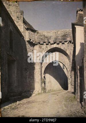 Sauveterre-de-Béarn, France, Habitat, Architecture, Art, architecture fortifiée, rue, quartier, porte, Arc, arcade, arche, Moyen âge, Rampart, France, Sauveterre de Béarn, porte de la vieille ville, Sauveterre-de-Béarn, 05/10/1924 - 05/10/1924, Léon, Auguste, photographe, 1924 - Aquitaine - Auguste Léon, Autochrome, photo, verre, Autochrome, photo, positive Banque D'Images