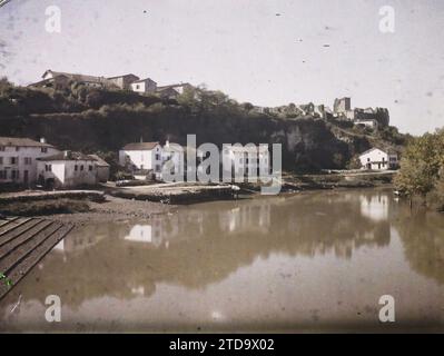 Guiche, France, Habitat, Architecture, nature, environnement, vestiges archéologiques, Rivière, Architecture rurale, hydrographie, forteresse, panorama urbain, France, Guiche, Guiche et la Bidouze, Guiche, 13/10/1924 - 13/10/1924, Léon, Auguste, photographe, 1924 - Aquitaine - Auguste Léon, Autochrome, photo, verre, Autochrome, photo, positive Banque D'Images