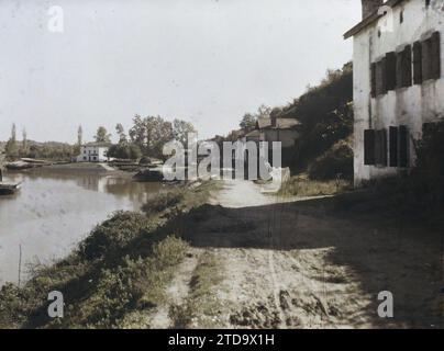 Guiche, France, Habitat, Architecture, nature, environnement, Rivière, Architecture rurale, logement, hydrographie, rue, quartier, France, Guiche, les rives de la Bidouze, Guiche, 13/10/1924 - 13/10/1924, Léon, Auguste, photographe, 1924 - Aquitaine - Auguste Léon, Autochrome, photo, verre, Autochrome, photo, positive Banque D'Images