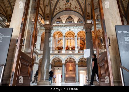 Vienne, Autriche 30 septembre 2023. Salle principale columnée du 19e siècle du Musée des Arts appliqués (MAK) Banque D'Images