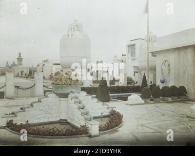 Paris (7e arr.), France exposition des Arts Décoratifs, jardin Manufacture de Sèvres, composé par Henri Rapin, fontaine en grès cérame émaillée par Bouchard, Art, Habitat, Architecture, Water Feature, sculpture, vase, Arts décoratifs, céramique, Fontaine, exposition, exposition des Arts Décoratifs, décor sculpté, Médaillon, Parc, jardin, architecture éphémère, France, Paris, exposition des Arts Décoratifs, Manufre nle de Sèvres. Le jardin du Pon de Sèvres, Invalides, 21/09/1925 - 21/09/1925, Léon, Auguste, photographe, 1925 - exposition internationale des Arts Décoratifs et industriels moder Banque D'Images