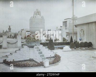 Paris (7e arr.), France exposition des Arts Décoratifs, jardin Manufacture de Sèvres, composé par Henri Rapin, fontaine en grès cérame émaillée par Bouchard, Art, Habitat, Architecture, Water Feature, sculpture, vase, Arts décoratifs, céramique, Fontaine, exposition, exposition des Arts Décoratifs, décor sculpté, Médaillon, Parc, jardin, architecture éphémère, France, Paris, exposition des Arts Décoratifs, Manufre nle de Sèvres. Le jardin du Pon de Sèvres, Invalides, 21/09/1925 - 21/09/1925, Léon, Auguste, photographe, 1925 - exposition internationale des Arts Décoratifs et industriels moder Banque D'Images