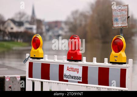 Impression vom Hochwasser in Köln am Ufer von Köln-Rodenkirchen : Am Ufer des Rhein sind Spielplätze, Gehwege und Wiesen überflutet. Absperrungen weisen auf Hochwasser Hin. Themenbild, Symbolbild Köln, 15.12.2023 NRW Deutschland *** impression de l'inondation à Cologne sur les rives de Cologne Rodenkirchen les aires de jeux, les sentiers et les prairies sont inondés sur les rives du Rhin les barrières indiquent l'inondation image thématique, image symbolique Cologne, 15 12 2023 NRW Allemagne Copyright : xChristophxHardtx Banque D'Images