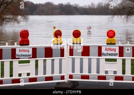 Impression vom Hochwasser in Köln am Ufer von Köln-Rodenkirchen : Am Ufer des Rhein sind Spielplätze, Gehwege und Wiesen überflutet. Absperrungen weisen auf Hochwasser Hin. Themenbild, Symbolbild Köln, 15.12.2023 NRW Deutschland *** impression de l'inondation à Cologne sur les rives de Cologne Rodenkirchen les aires de jeux, les sentiers et les prairies sont inondés sur les rives du Rhin les barrières indiquent l'inondation image thématique, image symbolique Cologne, 15 12 2023 NRW Allemagne Copyright : xChristophxHardtx Banque D'Images