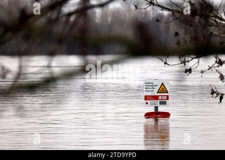 Impression vom Hochwasser in Köln am Ufer von Köln-Rodenkirchen : Am Ufer des Rhein sind Spielplätze, Gehwege und Wiesen überflutet. Absperrungen weisen auf Hochwasser Hin. Themenbild, Symbolbild Köln, 15.12.2023 NRW Deutschland *** impression de l'inondation à Cologne sur les rives de Cologne Rodenkirchen les aires de jeux, les sentiers et les prairies sont inondés sur les rives du Rhin les barrières indiquent l'inondation image thématique, image symbolique Cologne, 15 12 2023 NRW Allemagne Copyright : xChristophxHardtx Banque D'Images