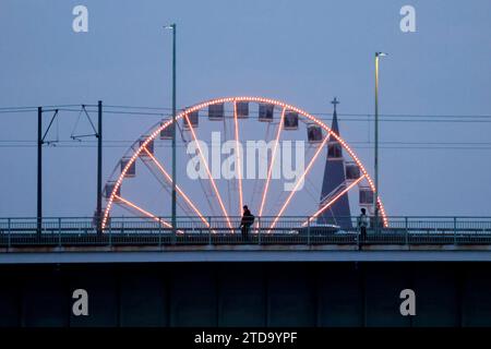 DAS Kölner Riesenrad am Schokoladenmuseum BEI Abendlicht. Themenbild, Symbolbild Köln, 15.12.2023 NRW Deutschland *** la grande roue de Cologne au Musée du chocolat dans la lumière du soir image thématique, image symbolique Cologne, 15 12 2023 NRW Allemagne Copyright : xChristophxHardtx Banque D'Images