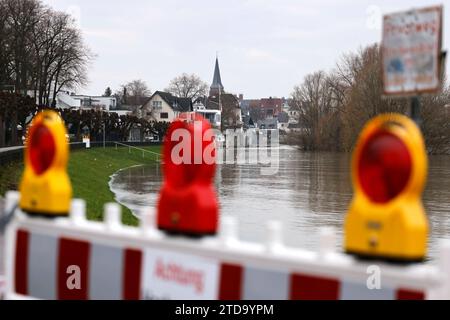 Impression vom Hochwasser in Köln am Ufer von Köln-Rodenkirchen : Am Ufer des Rhein sind Spielplätze, Gehwege und Wiesen überflutet. Absperrungen weisen auf Hochwasser Hin. Themenbild, Symbolbild Köln, 15.12.2023 NRW Deutschland *** impression de l'inondation à Cologne sur les rives de Cologne Rodenkirchen les aires de jeux, les sentiers et les prairies sont inondés sur les rives du Rhin les barrières indiquent l'inondation image thématique, image symbolique Cologne, 15 12 2023 NRW Allemagne Copyright : xChristophxHardtx Banque D'Images