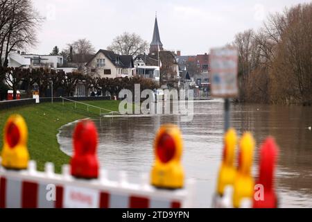 Impression vom Hochwasser in Köln am Ufer von Köln-Rodenkirchen : Am Ufer des Rhein sind Spielplätze, Gehwege und Wiesen überflutet. Absperrungen weisen auf Hochwasser Hin. Themenbild, Symbolbild Köln, 15.12.2023 NRW Deutschland *** impression de l'inondation à Cologne sur les rives de Cologne Rodenkirchen les aires de jeux, les sentiers et les prairies sont inondés sur les rives du Rhin les barrières indiquent l'inondation image thématique, image symbolique Cologne, 15 12 2023 NRW Allemagne Copyright : xChristophxHardtx Banque D'Images