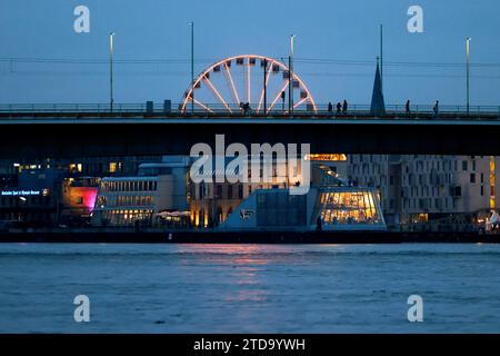 DAS Kölner Riesenrad am Schokoladenmuseum BEI Abendlicht. Themenbild, Symbolbild Köln, 15.12.2023 NRW Deutschland *** la grande roue de Cologne au Musée du chocolat dans la lumière du soir image thématique, image symbolique Cologne, 15 12 2023 NRW Allemagne Copyright : xChristophxHardtx Banque D'Images