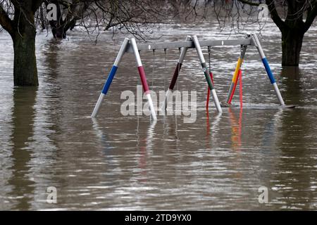 Impression vom Hochwasser in Köln am Ufer von Köln-Rodenkirchen : Am Ufer des Rhein sind Spielplätze, Gehwege und Wiesen überflutet. Absperrungen weisen auf Hochwasser Hin. Themenbild, Symbolbild Köln, 15.12.2023 NRW Deutschland *** impression de l'inondation à Cologne sur les rives de Cologne Rodenkirchen les aires de jeux, les sentiers et les prairies sont inondés sur les rives du Rhin les barrières indiquent l'inondation image thématique, image symbolique Cologne, 15 12 2023 NRW Allemagne Copyright : xChristophxHardtx Banque D'Images