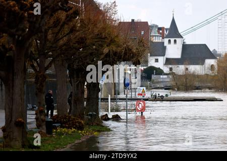 Impression vom Hochwasser in Köln am Ufer von Köln-Rodenkirchen : Am Ufer des Rhein sind Spielplätze, Gehwege und Wiesen überflutet. Absperrungen weisen auf Hochwasser Hin. Themenbild, Symbolbild Köln, 15.12.2023 NRW Deutschland *** impression de l'inondation à Cologne sur les rives de Cologne Rodenkirchen les aires de jeux, les sentiers et les prairies sont inondés sur les rives du Rhin les barrières indiquent l'inondation image thématique, image symbolique Cologne, 15 12 2023 NRW Allemagne Copyright : xChristophxHardtx Banque D'Images