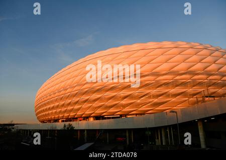 Munich, Allemagne. 17 décembre 2023. vor Spielbeginn : Allianz Arena BEI Sonnenuntergang, goldene Stunde, Himmel Blau FC Bayern Muenchen vs. VfB Stuttgart, Fussball, Bundesliga, Spieltag 15, saison 2023/2024, 17.12.2023 LA RÉGLEMENTATION DFL INTERDIT TOUTE UTILISATION DE PHOTOGRAPHIES COMME SÉQUENCES D'IMAGES ET/OU QUASI-VIDÉO Foto : Eibner-Pressefoto/Michael Weber crédit : dpa/Alamy Live News Banque D'Images