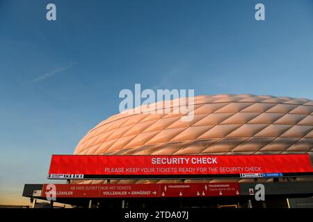 Munich, Allemagne. 17 décembre 2023. vor Spielbeginn : Allianz Arena BEI Sonnenuntergang, goldene Stunde, Himmel Blau FC Bayern Muenchen vs. VfB Stuttgart, Fussball, Bundesliga, Spieltag 15, saison 2023/2024, 17.12.2023 LA RÉGLEMENTATION DFL INTERDIT TOUTE UTILISATION DE PHOTOGRAPHIES COMME SÉQUENCES D'IMAGES ET/OU QUASI-VIDÉO Foto : Eibner-Pressefoto/Michael Weber crédit : dpa/Alamy Live News Banque D'Images