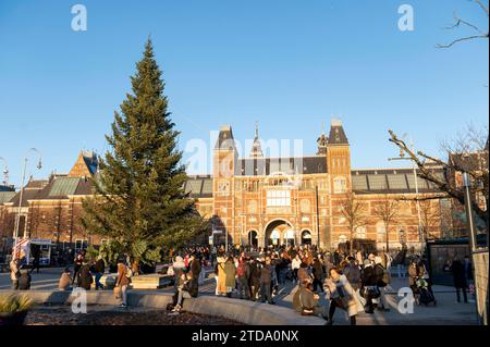 Amsterdam pays-Bas 17 décembre 2023 foules et arbres de Noël devant le Rijksmuseum en plein hiver. boom de kerstboom Banque D'Images