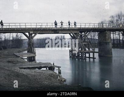 Mont-Saint-Père, Aisne, France soldats français sur un pont réparé, première Guerre mondiale, logement, Architecture, avant arrière, travaux, Rivière, ruines, bombardement, Pont, France, Mont-Saint-Père, le pont réparé du Mont-Saint-Père, Mont-Saint-Père, 25/02/1915 - 25/02/1915, Léon, Auguste, photographe, 1914-1915 - zones dévastées, Nord et est de la France - Jean Brunhes, Auguste Léon et Georges Chevalier - (décembre 1914-avril 1915), Autochrome, photo, verre, Autochrome, photo, positif, horizontal, taille 9 x 12 cm Banque D'Images