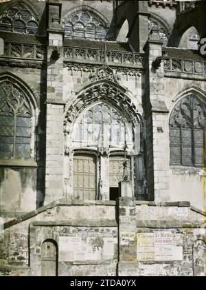 Sézanne, Marne, France la porte latérale sud de l'église Saint-Denis, première Guerre mondiale, religion, Art, Inscription, information, logement, Architecture, Église, arrière-plan, christianisme, Sculpture, affiche, dos, vitraux, porte, Arc, arcade, arche, décoration sculptée, architecture religieuse, France, Sézanne, la porte latérale de St-Denis, Sézanne, 27/02/1915 - 27/02/1915, Léon, Auguste, photographe, 1914-1915 - zones dévastées, Nord et est de la France - Jean Brunhes, Auguste Léon et Georges Chevalier - (décembre 1914-avril 1915), Autochrome, photo, verre, Autochrome, photo, positif, V. Banque D'Images