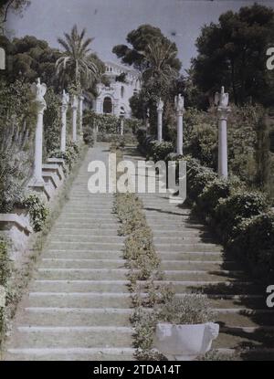 Cap Martin, France la villa Cypris dominant le grand escalier fleuri de son jardin, ponctué de sculptures, personnalité, Animal, Art, habitat, Architecture, nature, Environnement, Statue, personnalité d'affaires, Animal représenté, animal fantastique, palmier, palmeraie, pin, escalier, Sculpture, colonne, habitation, oiseau, Villa, bassin, Parc, jardin, végétation, botanique, France, Cap . Martin, propriété de Mme Douine - escalier fleuri à colonnes, Roquebrune-Cap-Martin, 10/04/1927 - 12/04/1927, Léon, Auguste, photographe, 1927 - Cap Martin - Auguste Léon - (Mars-avril), Autochrome, Banque D'Images