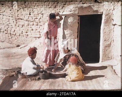 Biskra Oasis, Algérie préparer le couscous, êtres humains, vie quotidienne, femme, nourriture, enfant, vie rurale, vie domestique, cuisine, Briska, couscous making, Biskra, 01/01/1911 - 31/12/1911, 01/01/1910 - 31/12/1910, 01/01/1909 - 31/12/1909, Gervais-Courtellemont, Jules, 1909 ou 1910 - Algérie, Tunisie - Jules Gervais-Courtellemont et souvieux, Autochrome, photo, Glass, Autochrome, photo, positif, horizontal, taille 9 x 12 cm Banque D'Images