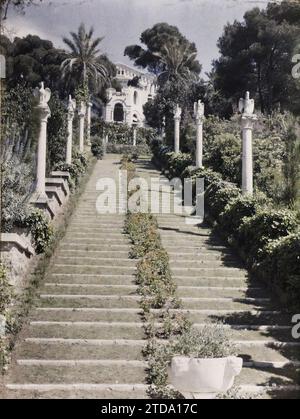 Cap Martin, France la villa Cypris dominant le grand escalier fleuri de son jardin, ponctué de sculptures, personnalité, Animal, Art, habitat, Architecture, nature, Environnement, Statue, personnalité d'affaires, Animal représenté, animal fantastique, palmier, palmeraie, pin, escalier, Sculpture, colonne, habitation, oiseau, Villa, bassin, Parc, jardin, végétation, botanique, France, Cap . Martin, propriété de Mme Douine - escalier fleuri à colonnes, Roquebrune-Cap-Martin, 10/04/1927 - 12/04/1927, Léon, Auguste, photographe, 1927 - Cap Martin - Auguste Léon - (Mars-avril), Autochrome, Banque D'Images