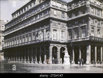 Paris (1e arr.), France la Comédie-française rue de Richelieu, Art, lampadaire, lampadaire, Statue, sculpture, colonne, Arc, arcade, arceau, décor sculpté, Galerie, Théâtre, France, Paris, le Théâtre Français et la Statue de Lamartine, arrondissement I, 15/08/1927 - 15/08/1927, Léon, Auguste, photographe, Autochrome, photo, verre, Autochrome, photo, positif, horizontal, taille 9 x 12 cm Banque D'Images