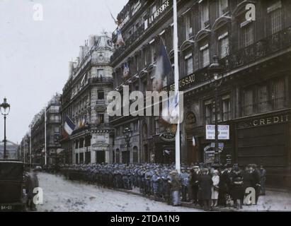 Paris (IInd arr.), France décorations avenue de l'Opéra pour le 9e congrès de la Légion américaine, activité économique, transport, Inscription, information, première Guerre mondiale, logement, Architecture, vêtements, Société, lampadaire, lampadaire, magasin, transport automobile, voiture, mât, foule, inscription commerciale, commémoration, conférence, congrès, rue, quartier, mode, intervention américaine, installation éphémère, drapeau, Armée, France, Paris, Paris décoré pour la réception de la Légion américaine : Avenue de l'Opéra, arrondissement II, Etats-Unis [en relation avec], 19/09/1927 - Banque D'Images