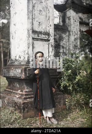 Environs de Hà-nôi, Hainoi Vietnam, Tonkin, Indochine Village notable, vêtements, êtres humains, Costume, Portrait, porte, coiffure, casque, Homme, Indochine, Tonkin, Un bon vieil homme avec sa canne, Hà-nôi, Hainoi Vietnam, 01/03/1915 - 31/03/1915, occupé, Léon, Léon Busy photographe en Indochine, Autochrome, photo, verre, Autochrome, photo, positif, vertical, taille 9 x 12 cm Banque D'Images