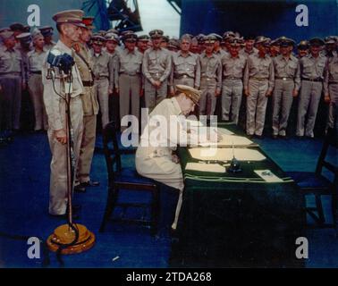TOKYO, JAPON - 02 septembre 1945 - le général de l'armée Douglas MacArthur signe l'instrument de reddition en tant que commandant suprême des forces alliées Banque D'Images