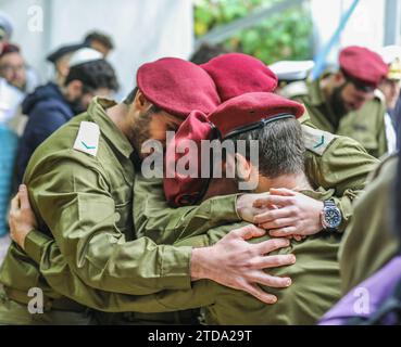 Jérusalem, Israël. 17 décembre 2023. Amis, soldats, près de la tombe fraîche de Joseph Avner Duran qui a été tué dans la guerre de 'l'épée de fer' entre Israël et le Hamas en regard. Banque D'Images