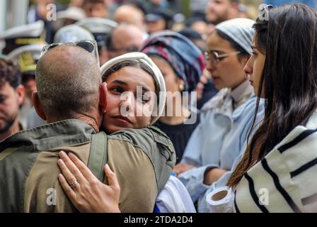 Jérusalem, Israël. 17 décembre 2023. La veuve près de la tombe fraîche de Joseph Avner Duran qui a été tué dans la guerre de «l'épée de fer» entre Israël et le Hamas dans le regard. Crédit : Yoram Biberman/Alamy Live News. Banque D'Images