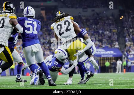 Indianapolis, Indiana, États-Unis. 17 décembre 2023. Najee Harris (22) est affronté par Nick Cross (20) et JuJu Brent (29), le recteur des Colts d'Indianapolis, lors du match entre les Steelers de Pittsburgh et les Colts d'Indianapolis au Lucas Oil Stadium, Indianapolis. (Image de crédit : © Scott Stuart/ZUMA Press Wire) USAGE ÉDITORIAL SEULEMENT! Non destiné à UN USAGE commercial ! Banque D'Images