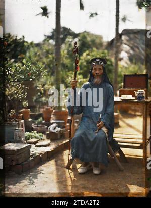 Environs de Hà-nôi, Hainoi Vietnam, Tonkin, Indochine Un village remarquable dans la tenue de cérémonie, vêtements, êtres humains, vie quotidienne, Costume, thé, chaussure, Portrait, tuyau, objet domestique, coiffure, coiffures, fumeur, Homme, Indochine, Tonkin, Hanoi, Village remarquable en tenue de cérémonie, Hà-nôi, Hainoi Vietnam, 01/03/1915 - 31/03/1915, occupé, Léon, Léon Busy photographe en Indochine, Autochrome, photo, verre, Autochrome, photo, positif, vertical, taille 9 x 12 cm Banque D'Images