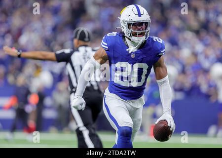 Indianapolis, Indiana, États-Unis. 17 décembre 2023. Nick Cross (20) célèbre la sécurité des Colts d'Indianapolis après avoir intercepté une passe pendant le match entre les Steelers de Pittsburgh et les Colts d'Indianapolis au Lucas Oil Stadium, Indianapolis, Indiana. (Image de crédit : © Scott Stuart/ZUMA Press Wire) USAGE ÉDITORIAL SEULEMENT! Non destiné à UN USAGE commercial ! Banque D'Images