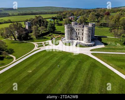 Château de Lulworth UK/Dorset/ East Lulworth Â Château de Lulworth ist ein historisches Schloss in der Grafschaft Dorset, Angleterre. Château de Lulworth, ein Juwel der Jacobean-Architektur, erhebt sich majestätisch über die sanfte Landschaft von Dorset, Angleterre. Mit seinen charakteristischen Türmchen und Zinnen strahlt das Schloss einen zeitlosen charme aus. Die geschichtsträchtige Vergangenheit des Anwesens erstreckt sich bis ins 17. Jahrhundert, und nach umfassender Restaurierung erstrahlt es heute in seiner alten Pracht. Eingebettet in die malerische Umgebung des Lulworth Estate bietet das Schloss nicht Banque D'Images