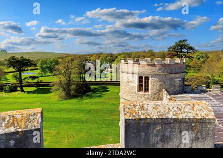 Château de Lulworth UK/Dorset/ East Lulworth Â Château de Lulworth ist ein historisches Schloss in der Grafschaft Dorset, Angleterre. Château de Lulworth, ein Juwel der Jacobean-Architektur, erhebt sich majestätisch über die sanfte Landschaft von Dorset, Angleterre. Mit seinen charakteristischen Türmchen und Zinnen strahlt das Schloss einen zeitlosen charme aus. Die geschichtsträchtige Vergangenheit des Anwesens erstreckt sich bis ins 17. Jahrhundert, und nach umfassender Restaurierung erstrahlt es heute in seiner alten Pracht. Eingebettet in die malerische Umgebung des Lulworth Estate bietet das Schloss nicht Banque D'Images