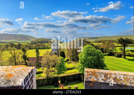 Château de Lulworth UK/Dorset/ East Lulworth Â Château de Lulworth ist ein historisches Schloss in der Grafschaft Dorset, Angleterre. Château de Lulworth, ein Juwel der Jacobean-Architektur, erhebt sich majestätisch über die sanfte Landschaft von Dorset, Angleterre. Mit seinen charakteristischen Türmchen und Zinnen strahlt das Schloss einen zeitlosen charme aus. Die geschichtsträchtige Vergangenheit des Anwesens erstreckt sich bis ins 17. Jahrhundert, und nach umfassender Restaurierung erstrahlt es heute in seiner alten Pracht. Eingebettet in die malerische Umgebung des Lulworth Estate bietet das Schloss nicht Banque D'Images