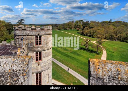 Château de Lulworth UK/Dorset/ East Lulworth Â Château de Lulworth ist ein historisches Schloss in der Grafschaft Dorset, Angleterre. Château de Lulworth, ein Juwel der Jacobean-Architektur, erhebt sich majestätisch über die sanfte Landschaft von Dorset, Angleterre. Mit seinen charakteristischen Türmchen und Zinnen strahlt das Schloss einen zeitlosen charme aus. Die geschichtsträchtige Vergangenheit des Anwesens erstreckt sich bis ins 17. Jahrhundert, und nach umfassender Restaurierung erstrahlt es heute in seiner alten Pracht. Eingebettet in die malerische Umgebung des Lulworth Estate bietet das Schloss nicht Banque D'Images