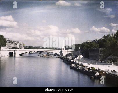 Paris (4e-5e arr.), France le Pont de la Tournelle reconstruit, vue prise du Pont de l'Archevêché, logement, Architecture, Transports, Rivière, travaux, Génie civil, Architecture civile publique, bateau, Port, transport fluvial, lac, Pont, France, Paris, le Nau Pont de la Tournelle, Paris, 07/09/1928 - 07/09/1928, Léon, Auguste, photographe, Autochrome, photo, verre, Autochrome, photo, positif, horizontal, taille 9 x 12 cm Banque D'Images