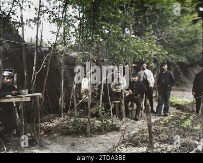 Conchy-les-pots, Oise, Picardie, France, vêtements, peuple, première Guerre mondiale, uniforme militaire, Portrait de groupe, Camp, front, Vegetable Garden, Man, France, Conchy les pots France, Conchy les pots, Gourbis d'artilleurs du 36e à Conchy-les-pots, Conchy-les-pots, 21/07/1915 - 21/07/1915, Passet, Stéphane, photographe, 1915 - Picardie - Stéphane Passet, Autochrome, photo, verre, Autochrome, photo, positive Banque D'Images