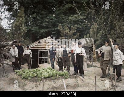 Conchy-les-pots, Oise, Picardie, France, vêtements, êtres humains, première Guerre mondiale, logement, Architecture, uniforme militaire, cabane, Portrait de Groupe, Camp, Front, Architecture éphémère, potager, Man, France, Conchy les pots France, Conchy les pots, Gourbis d'artilleurs du 36e à Conchy-les-pots, Conchy-les-pots, 21/07/1915 - 21/07/1915, Passet, Stéphane, photographe, 1915 - Picardie - Stéphane Passet, Autochrome, photo, verre, Autochrome, photo, positive Banque D'Images