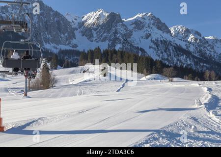 Télésiège et pistes de ski soignées dans les montagnes enneigées d'une station de ski dans les Alpes. Autriche Banque D'Images