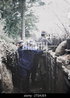 Conchy-les-pots, Oise, Picardie, France tir à la carabine dans les tranchées allemandes, vêtements, HD, première Guerre mondiale, êtres humains, société, uniforme militaire, disponible en haute définition, Front, tranchées, arme, Homme, armée, France, tir de fusil sur des tranchées allemandes, Conchy-les-pots, 24/07/1915 - 24/07/1915, Passet, Stéphane, photographe, 1915 - Picardie - Stéphane Passet, Autochrome, photo, verre, Autochrome, photo, positif, horizontal, taille 9 x 12 cm Banque D'Images