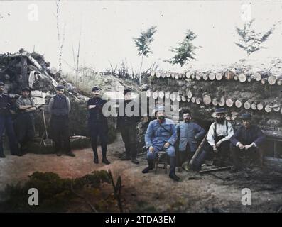 Mareuil-la-Motte, Oise, Picardie, France abris pour personnel de batterie, vêtements, êtres humains, première Guerre mondiale, logement, architecture, Société, uniforme militaire, Portrait de groupe, Camp, front, tranchées, Hairy, Artillerie, architecture éphémère, homme, Armée, France, abris pour le personnel d'une batterie, Mareuil-la-Motte, 01/08/1915 - 01/08/1915, Passet, Stéphane, photographe, 1915 - Picardie - Stéphane Passet, Autochrome, photo, verre, Autochrome, photo, positive Banque D'Images