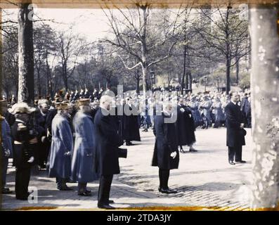 Paris (16e arr.), France les funérailles de l'Ambassadeur des Etats-Unis Myron Herrick, défilé devant le Trocadéro en présence des maréchaux Pétain et Franchet d'Esperey, Société, personnalité, vêtements, relations internationales, première Guerre mondiale, funérailles, funérailles de personnalité, personnalité militaire, uniforme militaire, foule, diplomatie, intervention américaine, Armée, France, Paris, funérailles de M. Myron Herrick - Maréchaux Pétain et Franchet d'Esperey, Etats-Unis [en lien avec], Trocadéro, 03/04/1929 - 03/04/1929, Passet, Stéphane, photographe, Autochrome, photo, verre, Autochrome, photo, Banque D'Images