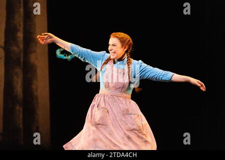 Anna Devin (Gretel) dans HANSEL ET GRETEL au Royal Opera, Covent Garden, Londres WC2 16/12/2023 musique : Engelbert Humperdinck livret : Adelheid Wette Traduction anglaise : Kelley Rourke chef d'orchestre : Mark Wigglesworth design & direction : Anthony McDonald éclairage : Lucy carter mouvement : Lucy Burge Banque D'Images