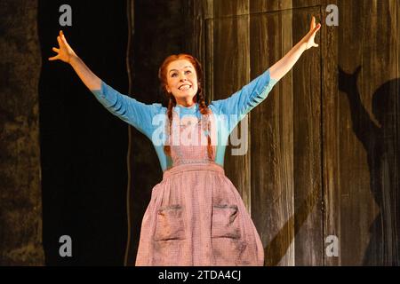 Anna Devin (Gretel) dans HANSEL ET GRETEL au Royal Opera, Covent Garden, Londres WC2 16/12/2023 musique : Engelbert Humperdinck livret : Adelheid Wette Traduction anglaise : Kelley Rourke chef d'orchestre : Mark Wigglesworth design & direction : Anthony McDonald éclairage : Lucy carter mouvement : Lucy Burge Banque D'Images