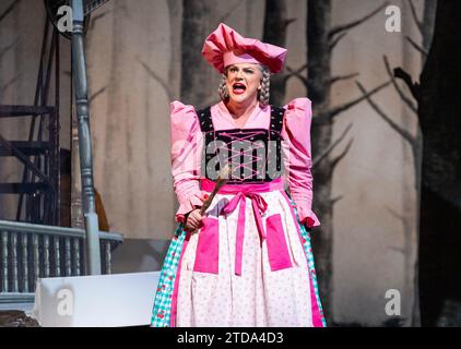 Rosie Aldridge (Sorcière) dans HANSEL ET GRETEL au Royal Opera, Covent Garden, Londres WC2 16/12/2023 musique : Engelbert Humperdinck livret : Adelheid Wette Traduction anglaise : Kelley Rourke chef d'orchestre : Mark Wigglesworth design & direction : Anthony McDonald éclairage : Lucy carter mouvement : Lucy Burge Banque D'Images