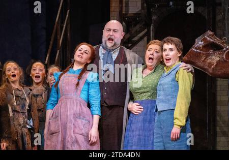 de gauche à droite : Anna Devin (Gretel), Darren Jeffery (Peter), Susan Bickley (Gertrud), Anna Stephany (Hansel) dans HANSEL ET GRETEL au Royal Opera, Covent Garden, Londres WC2 16/12/2023 musique : Engelbert Humperdinck livret : Adelheid Wette Traduction anglaise : Kelley Rourke Chef d'orchestre : Mark Wigglesworth Lucy carter : Lucy : mouvement : Lucy : Lucy : McDonald Banque D'Images