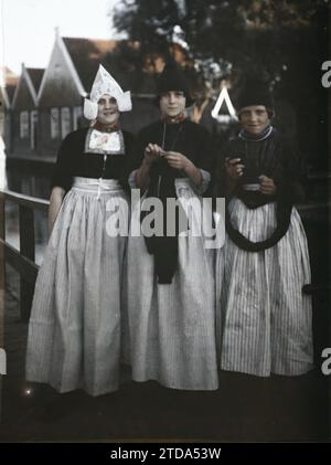 Volendam, pays-Bas trois filles en costume traditionnel, personnes, vêtements, vie quotidienne, femme, costume, enfant, broderie, Portrait de groupe, vie domestique, coiffure, coiffe, Hollande, Volendam, Groupe de trois filles en Costume, Volendam, 31/08/1929 - 31/08/1929, Passet, Stéphane, photographe, 1929 - pays-Bas - Stéphane Passet - (17-31 août), Autochrome, photo, verre, Autochrome, photo, positif, vertical, taille 9 x 12 cm Banque D'Images