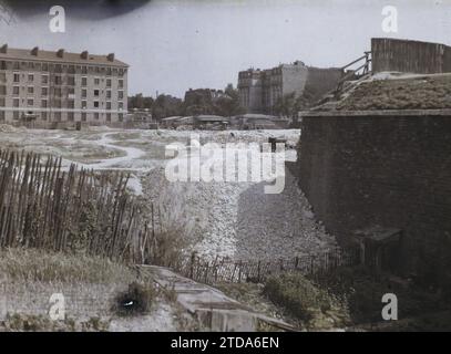 Paris (17e arrondissement), France démolition des fortifications à la porte Saint-Ouen (?), logement, Architecture, travaux, Architecture fortifiée, fortifications, barrière, palissade, gravats, France, Paris, démolition des fortifications et nouvelles constructions porte de St Ouen, arrondissement XVII, fortifications, petite ceinte, la zone, 21/08/1929 - 21/08/1929, Léon, Auguste, photographe, Autochrome, photo, verre, Autochrome, photo, positif, horizontal, taille 9 x 12 cm Banque D'Images